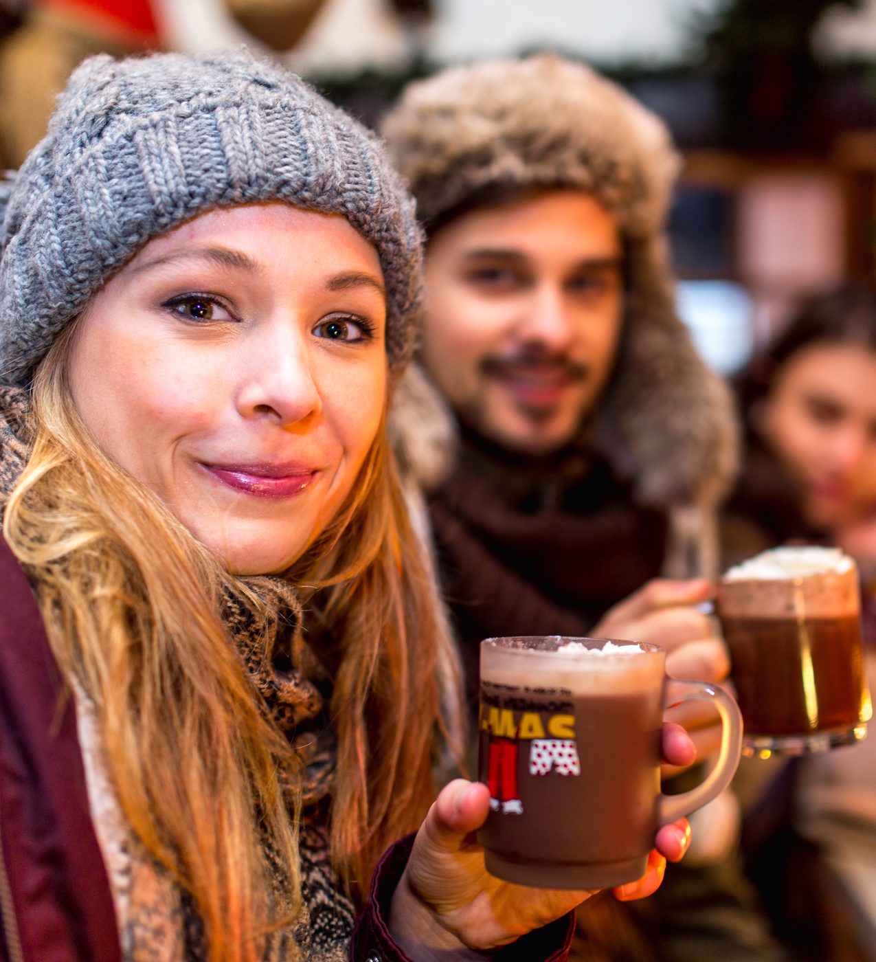 Dampfender Glühwein in einem Becher auf dem Weihnachtsmarkt