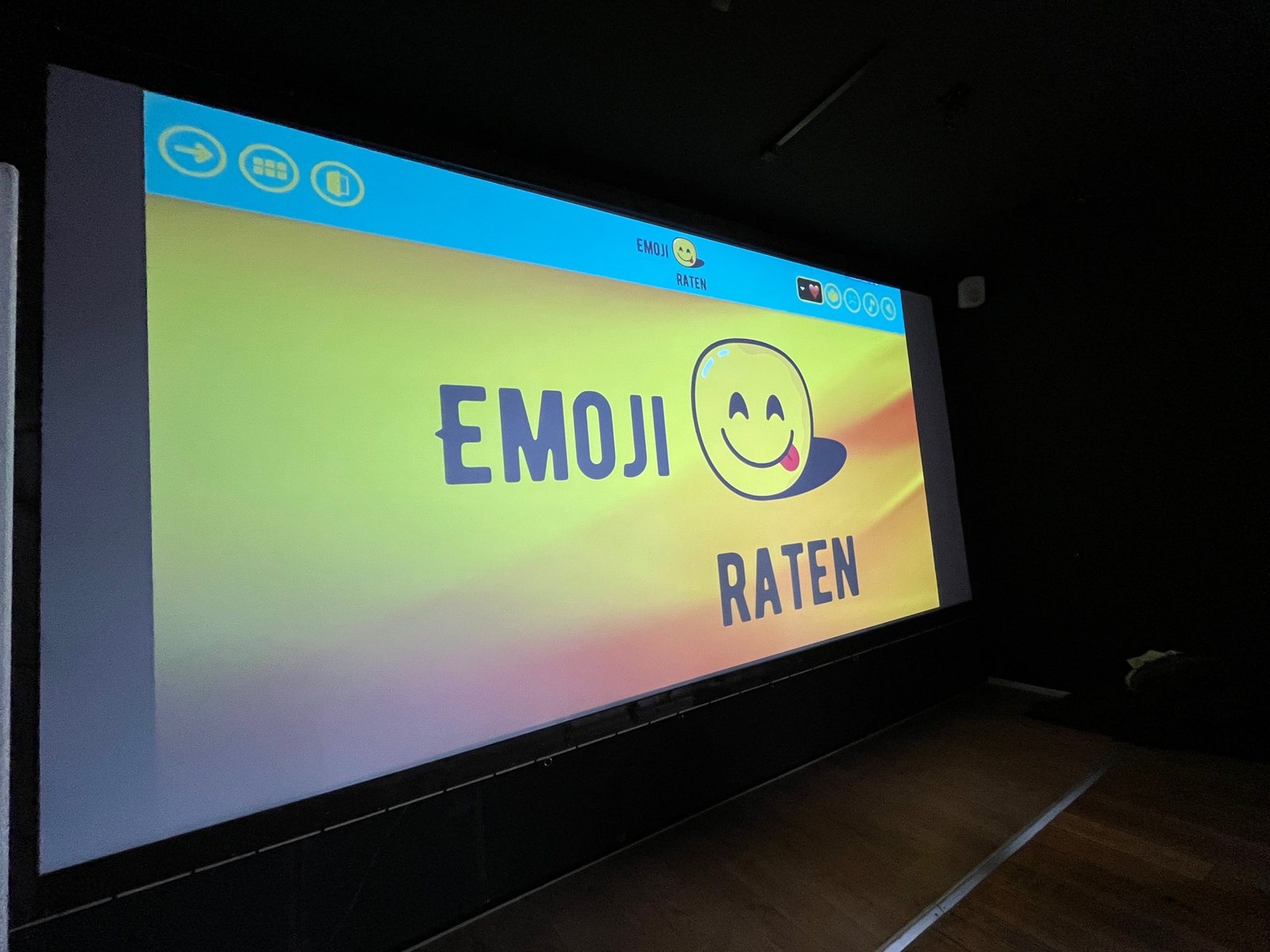 Projizierte Spielrunde mit dem Titel Emoji raten